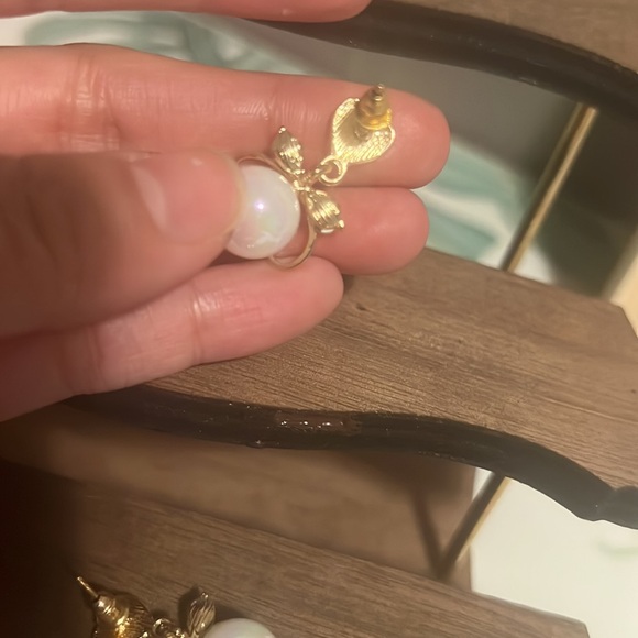 Heart Pearl Bowknot Stud Earrings - Picture 6 of 7